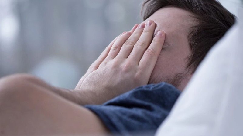 一沾沙发就困，一躺床就清醒：不是你不困，是床被训练成了“清醒开关”