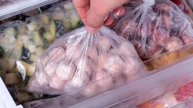 你家冰箱里还在用塑料袋装肉吗？这几类袋子真不能碰食物